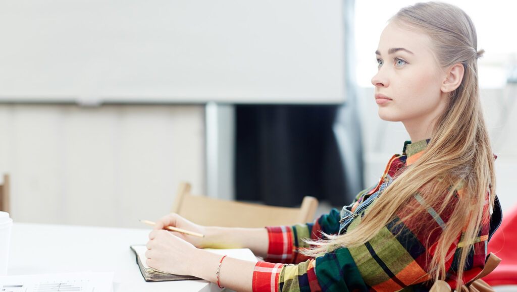 Fiatal hölgy, pályaválasztási tanácsadás, online pályaválasztási tesztek, Help Egyesület